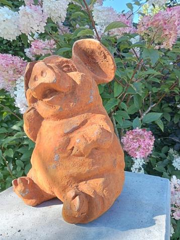 Twee modellen hele leuke nieuwe gietijzeren varkens. beschikbaar voor biedingen