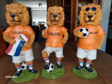 3 KUNSTOF ORANJE VOETBAL BEELDJES   32 CM beschikbaar voor biedingen