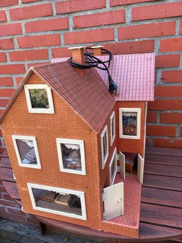 Vintage Poppenhuis jaren '50 met lampjes en meubeltjes beschikbaar voor biedingen