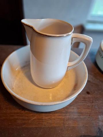 Antieke waskom met kan beschikbaar voor biedingen