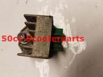 Spanningsregelaar Aprilia Mojito Habana Ap8224102 Gebruikt, Ophalen of Verzenden, 50ccscooterparts, Info@50cc-scooterparts.nl