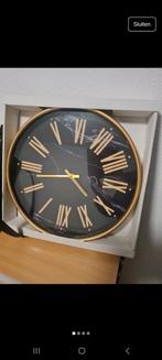 Nieuwe Wandklok - Gouden Accent, Marmerlook, Ophalen of Verzenden, Nieuw, Analoog, Wandklok