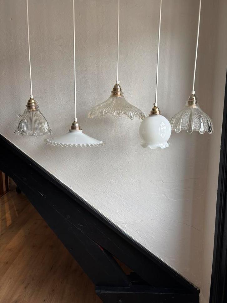 Vintage set 5 glazen hanglampen wit holophane lampenkappen, Huis en Inrichting, Lampen | Hanglampen, Minder dan 50 cm, Glas, Ophalen of Verzenden