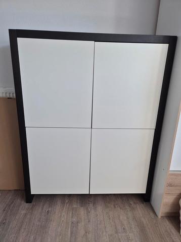 Zwarte kast met witte deurtjes