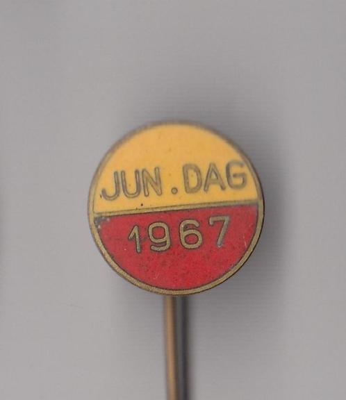 Voetbal Jun Dag 1967 speldje, Verzamelen, Speldjes, Pins en Buttons, Gebruikt, Speldje of Pin, Overige onderwerpen, Ophalen of Verzenden