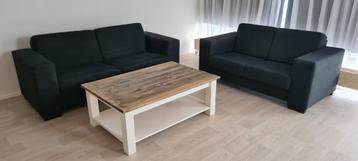Twee zwarte bankstellen te koop beschikbaar voor biedingen