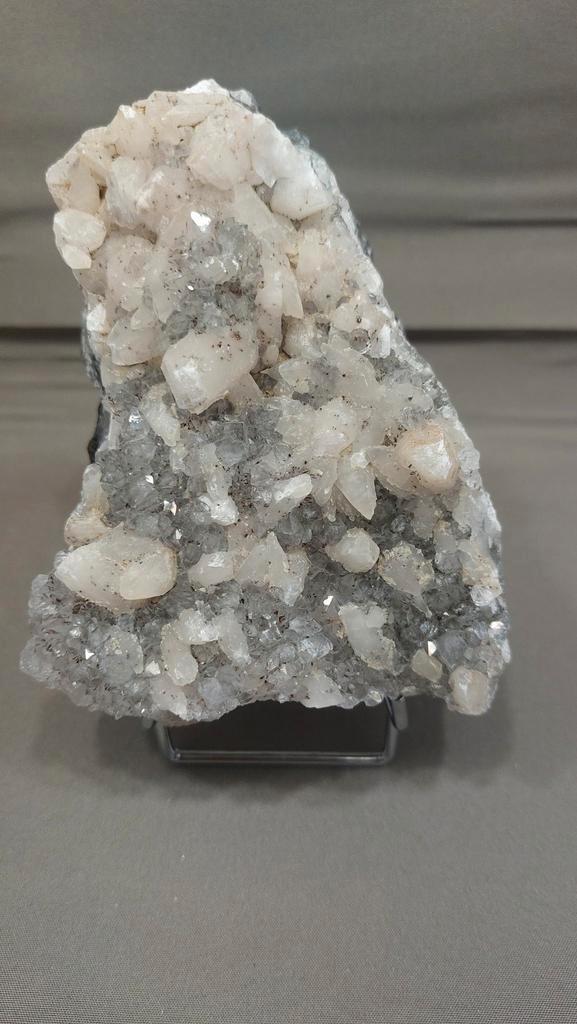 Amethist grijs / dogtooth Calciet met hematiet insluitingen, Verzamelen, Mineralen en Fossielen, Mineraal, Ophalen of Verzenden