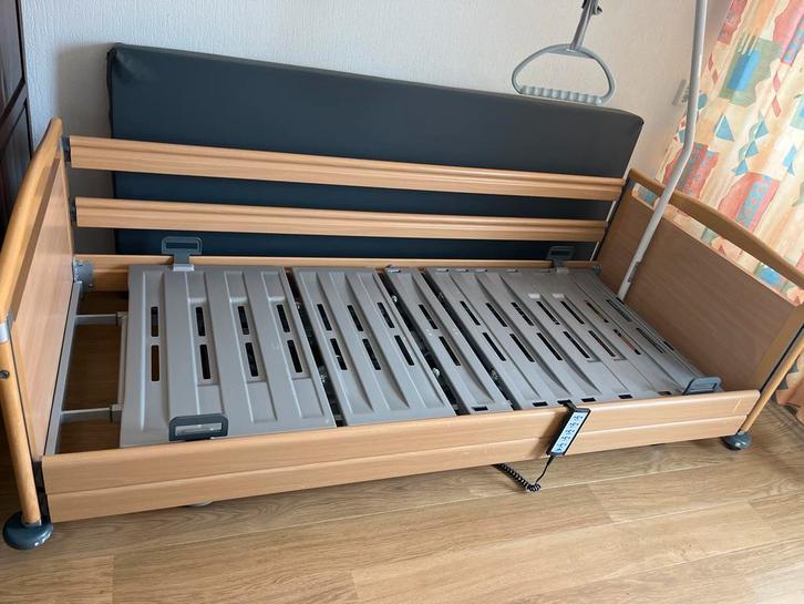 Verstelbaar ziekenhuisbed - Stiegelmeyer, Huis en Inrichting, Slaapkamer | Bedden, Gebruikt, Eenpersoons, 90 cm, 200 cm, Hout