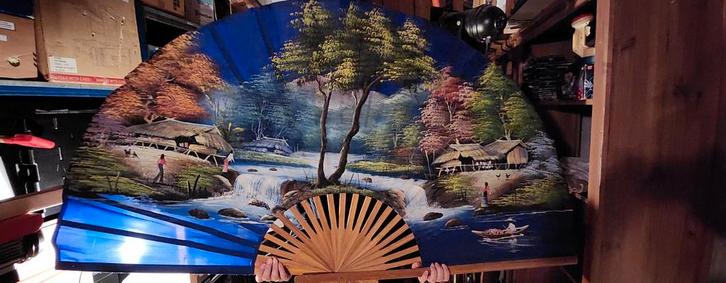 Grote Decoratieve Waaier met Landschap, Antiek en Kunst, Kunst | Niet-Westerse kunst, Ophalen of Verzenden