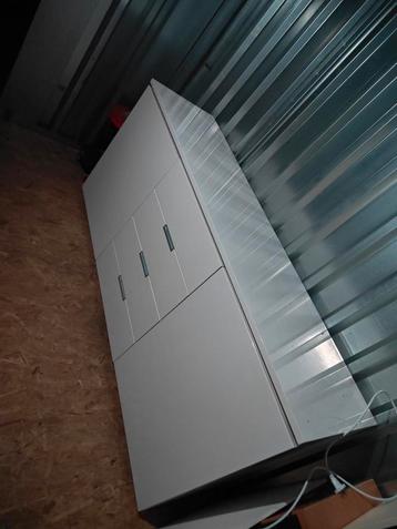 Hoogglans witte kast