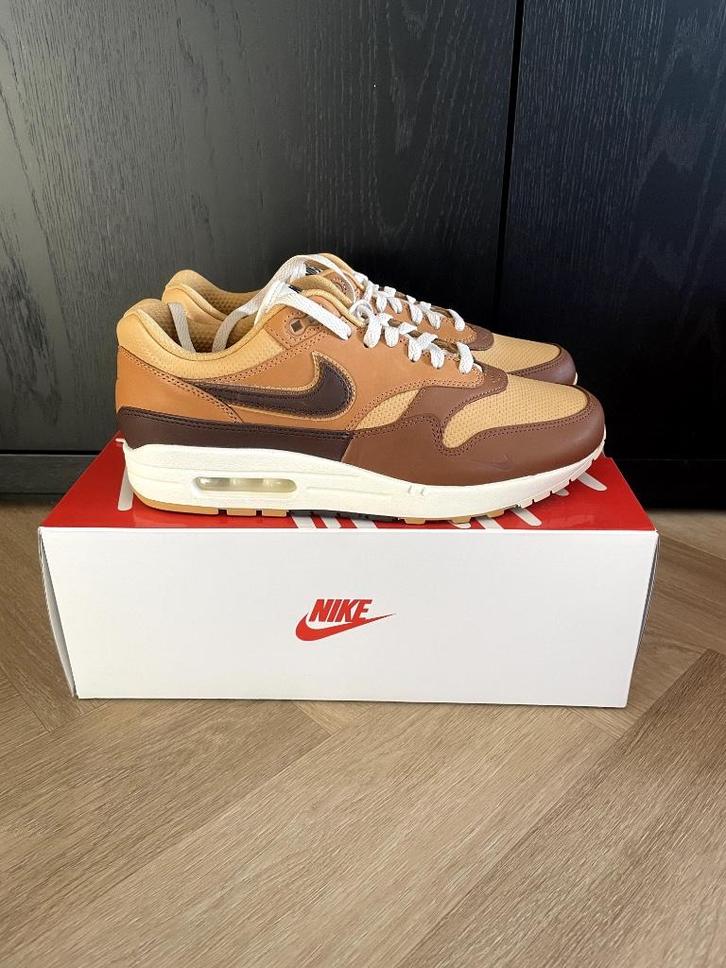 Nike Air Max 1 SNKRS Day Brown | 43 | DS, Kleding | Heren, Schoenen, Nieuw, Sneakers of Gympen, Bruin, Ophalen of Verzenden