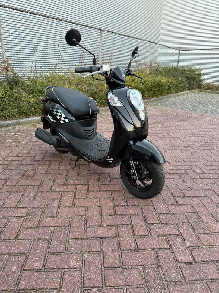 Sym Mio 50cc Snor (2015), Fietsen en Brommers, Scooters | SYM, Zo goed als nieuw, Mio, Maximaal 25 km/u, Benzine, Ophalen