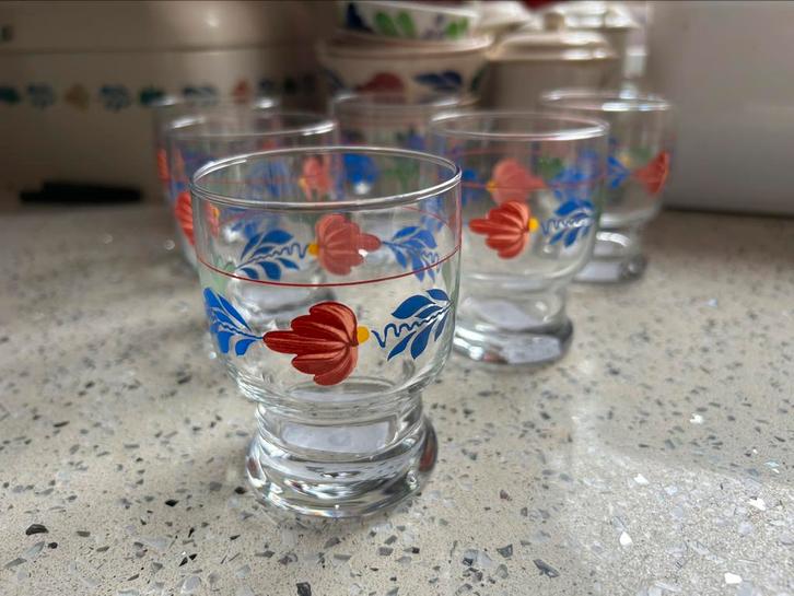 Boerenbont 6 zeldzame sapglaasjes op voet, Huis en Inrichting, Keuken | Servies, Zo goed als nieuw, Glas of Glazen, Boerenbont
