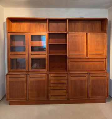 Deense Dyrlund Wandkast Teak beschikbaar voor biedingen