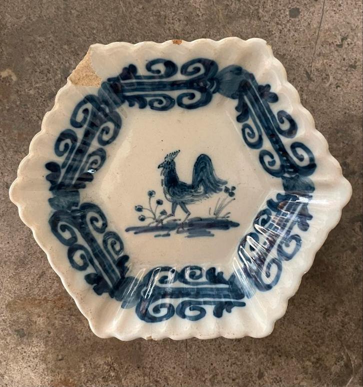 Antiek Makkum Tichelaar zeskantig schaaltje Haan, Antiek en Kunst, Antiek | Wandborden en Tegels, Ophalen of Verzenden