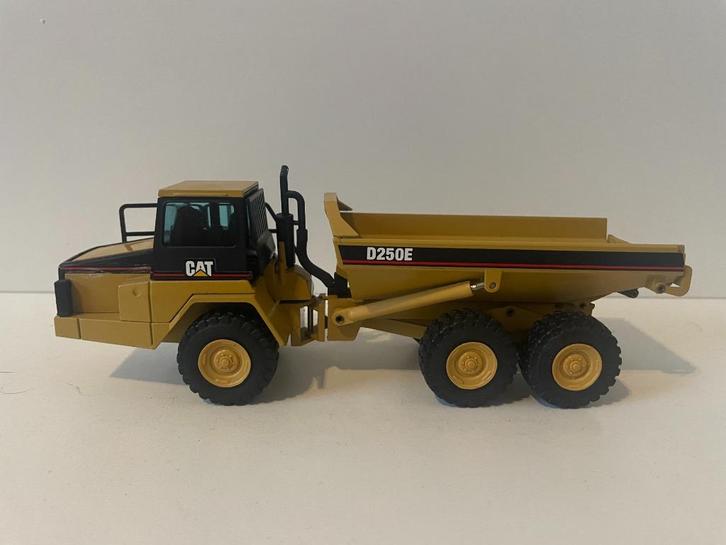 Caterpillar D250E dumper van NZG, Hobby en Vrije tijd, Modelauto's | 1:50, Zo goed als nieuw, Hijskraan, Tractor of Landbouw, NZG