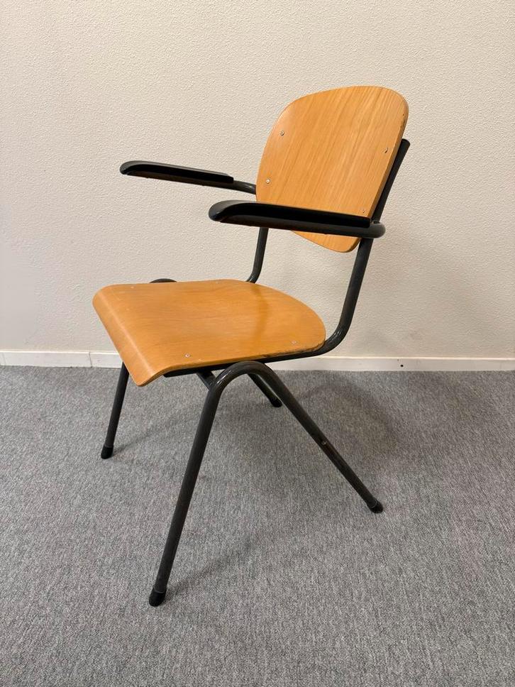 Stapelbare stoelen in goede staat - Almelo, Huis en Inrichting, Stoelen, Zo goed als nieuw, Vijf, Zes of meer stoelen, Hout, Overige kleuren