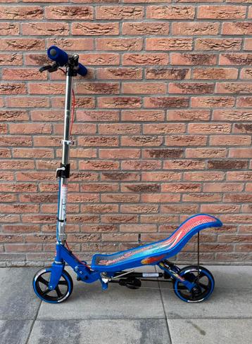 Blauwe spacescooter (groot model) als NIEUW beschikbaar voor biedingen