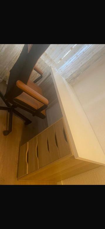 Bureau met ladekast beschikbaar voor biedingen