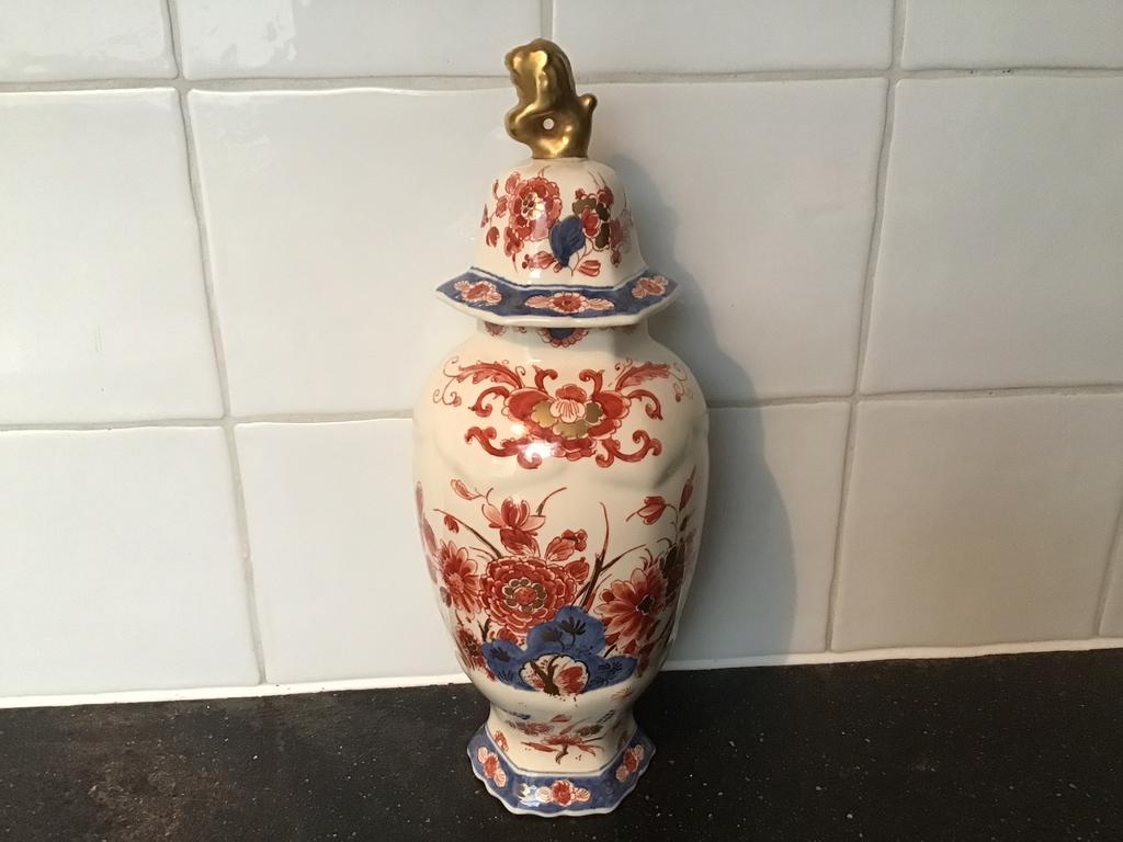Dekselvaas Porceleyne fles. Polychrome gemerkt., Antiek en Kunst, Antiek | Vazen, Ophalen of Verzenden