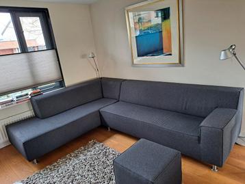 Moderne hoekbank met hocker beschikbaar voor biedingen