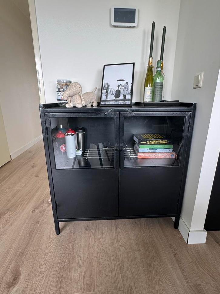 Zwarte vitrinekast met glazen deuren, Antiek en Kunst, Antiek | Meubels | Kasten, Ophalen