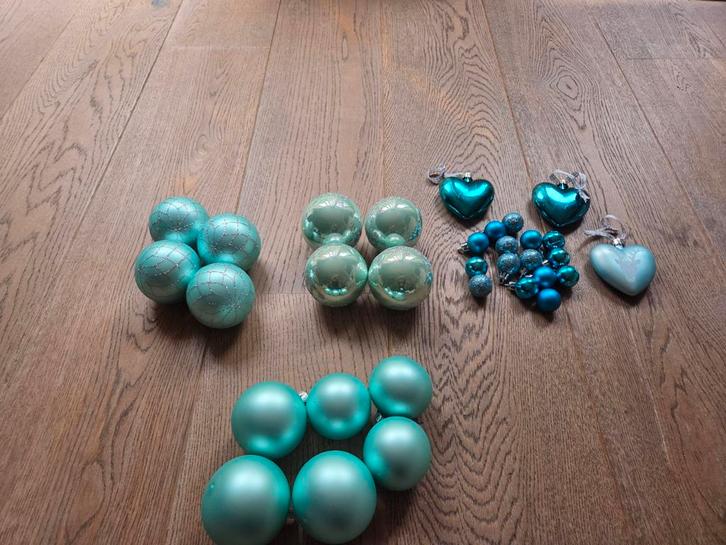 Leuke set turquoise kerstballen met glans groot en klein, Diversen, Kerst, Gebruikt, Ophalen of Verzenden