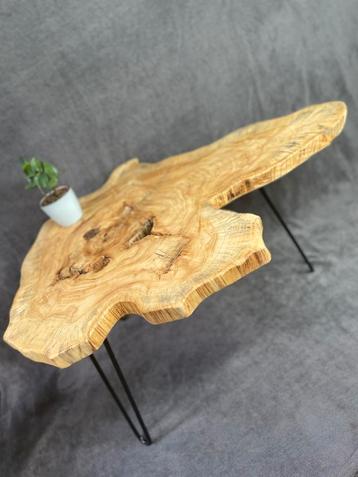 Handgemaakte boomstam tafel beschikbaar voor biedingen