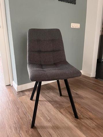 6 grijze stoelen met zwarte metalen poten beschikbaar voor biedingen