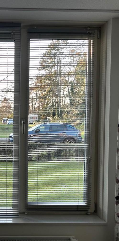2 jaloezieën, luxaflex, 56+66 cm, openslaand kunststof raam, Huis en Inrichting, Stoffering | Gordijnen en Lamellen, Gebruikt