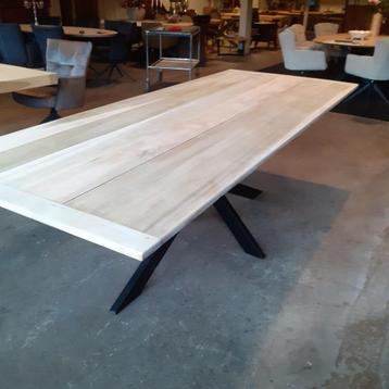 Kersen houten eettafel met matrix onderstel beschikbaar voor biedingen