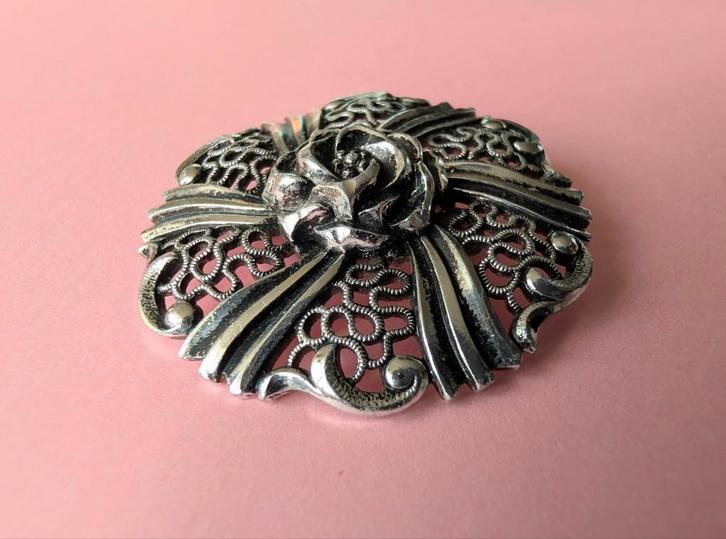 Antieke broche, bloem zilverkleurig uit Finland, Sieraden, Tassen en Uiterlijk, Antieke sieraden, Broche, Overige materialen, Ophalen of Verzenden