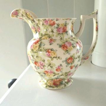 Vrolijke vaas / waterkan / melkkan rozen Lord Nelson ware beschikbaar voor biedingen