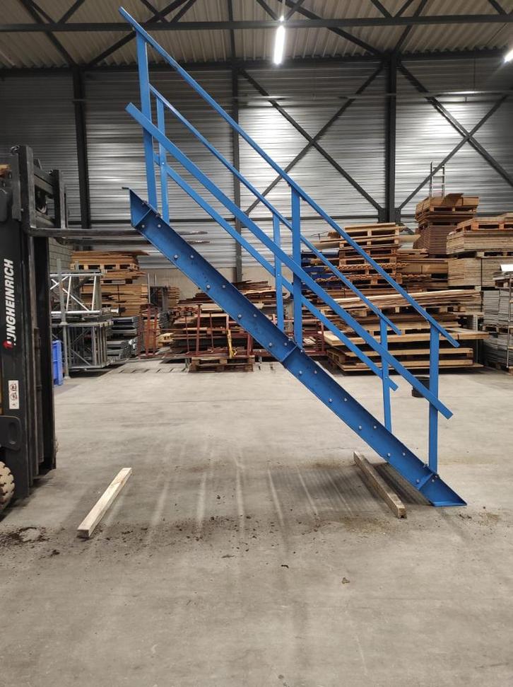 Steektrap / stalentrap gebruikt €575,- ex, Doe-het-zelf en Verbouw, IJzerwaren en Bevestigingsmiddelen