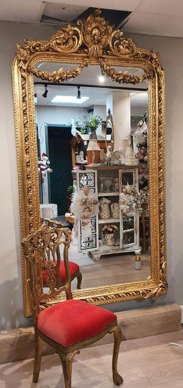 Baroque rococo spiegel met guirlandes

 beschikbaar voor biedingen