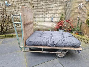Oude industriële Transportkar beschikbaar voor biedingen