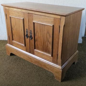 Eiken TV kastje / televisiemeubel / kast voor stereotorentje beschikbaar voor biedingen