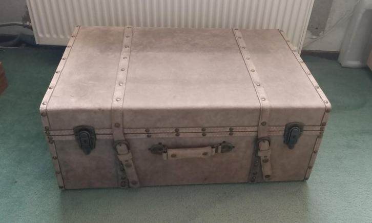 Tafel die er uitziet als een koffer., Huis en Inrichting, Tafels | Bijzettafels, Gebruikt, Rechthoekig, Minder dan 45 cm, 55 tot 75 cm