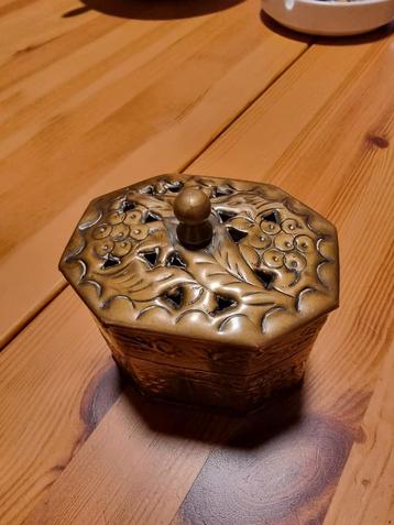 sieradendoosje met deksel beschikbaar voor biedingen