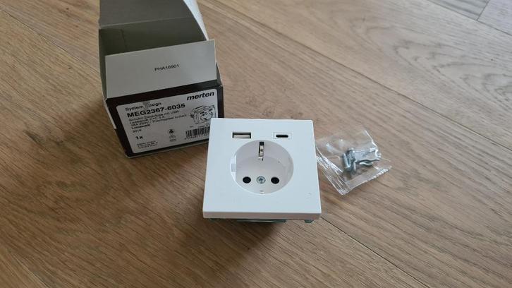 Merten stopcontact met usb a + c, Hobby en Vrije tijd, Elektronica-componenten, Nieuw, Ophalen of Verzenden