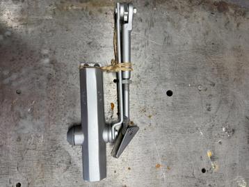 Deurdranger beschikbaar voor biedingen