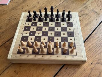 Houten reis schaakspel beschikbaar voor biedingen