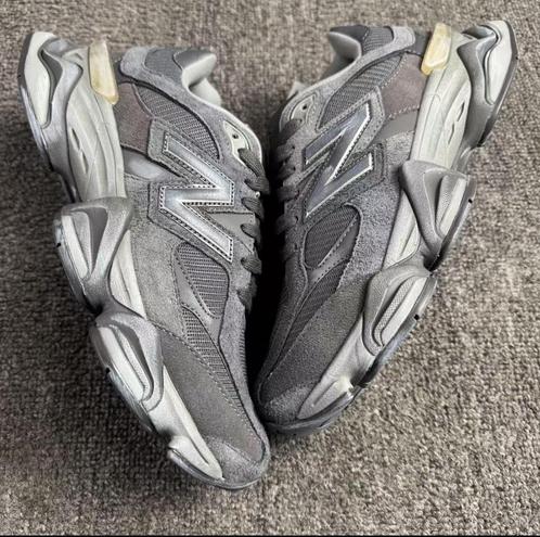 New Balance 9060 SG | Maat 43 | Nieuw in doos | Grijs, Kleding | Heren, Schoenen, Nieuw, Ophalen of Verzenden