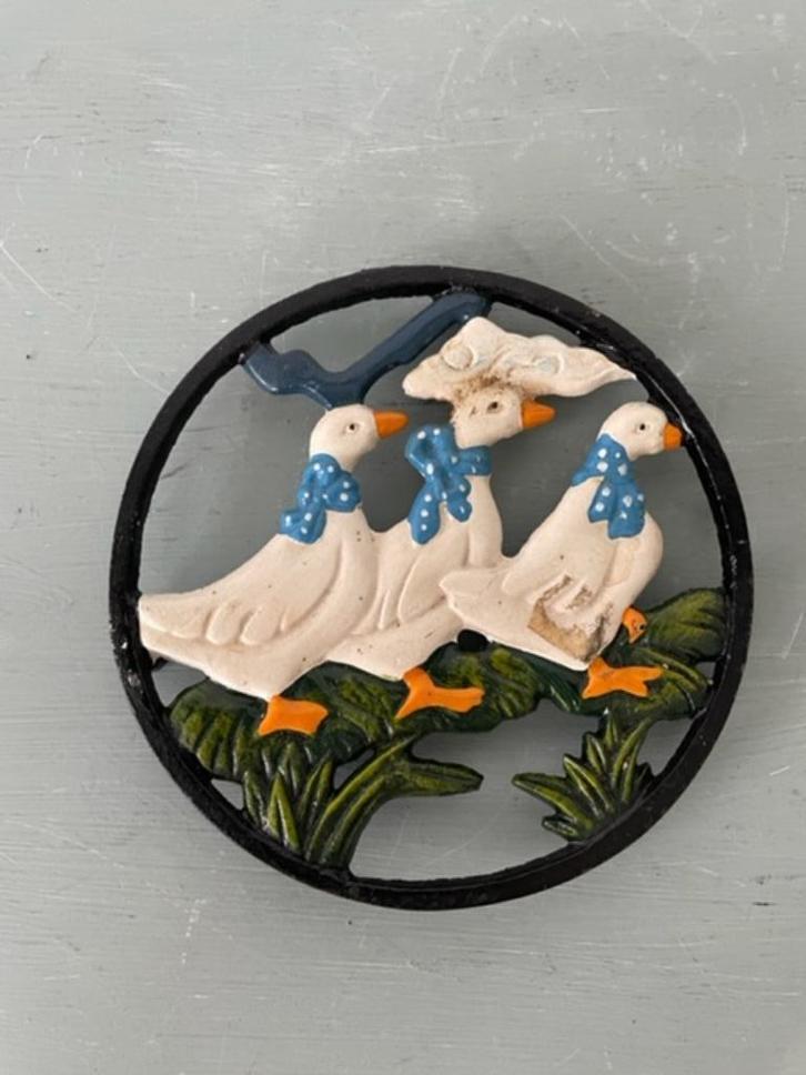 Ronde oude metalen onderzetter. Eenden. Vintage., Huis en Inrichting, Woonaccessoires | Onderzetters, Gebruikt, Pot of Pan, Ophalen
