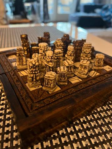 Mexicaanse Schaakspel met Azteekse Figuren beschikbaar voor biedingen