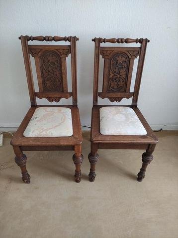 2 antieke stoelen, zitting van stof beschikbaar voor biedingen