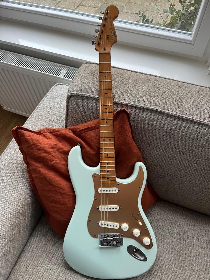 Squier Stratocaster 40th anniversary satin sonic blue, Muziek en Instrumenten, Snaarinstrumenten | Gitaren | Elektrisch, Zo goed als nieuw
