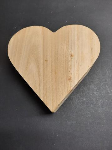 Houten doosje in de vorm van een hart  beschikbaar voor biedingen