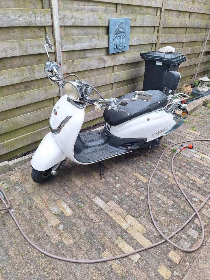 Leuke scooter met veel nieuwe onderdelen, Fietsen en Brommers, Snorfietsen en Snorscooters, Gebruikt, Overige merken, Benzine