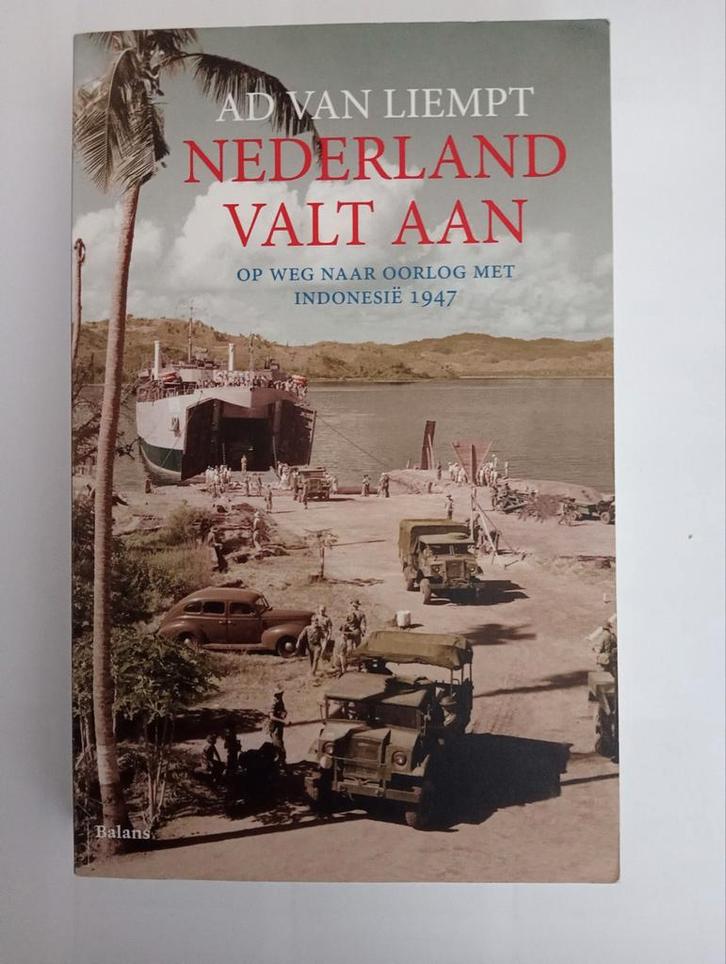 Ad van Liempt - Nederland valt aan, Boeken, Overige Boeken, Zo goed als nieuw, Ophalen of Verzenden